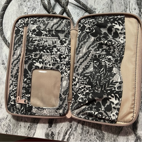 Kavu Bags Kavu Go Time Bifold Crossbody Wallet With Rope Strap